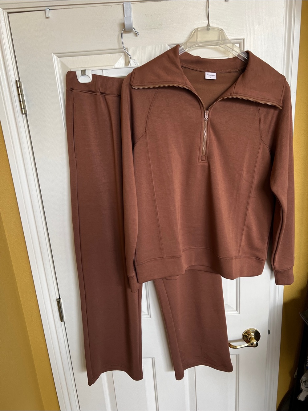 Xieerduo 2 piece outfit / sets  
( pullover tops / Elastic pants )